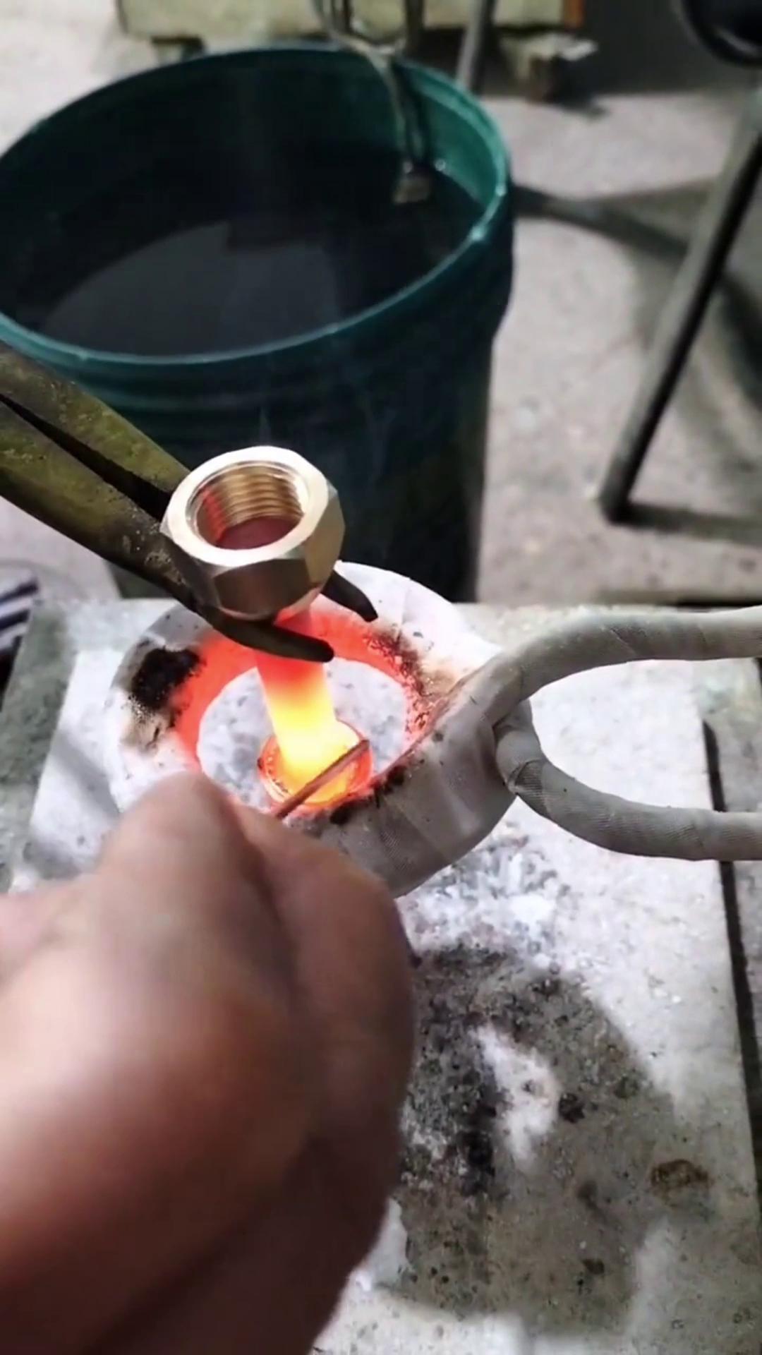 你还在用传统的火焰焊接铜管吗 人家都用上午夜影院污视频加热设备做铜管焊接了