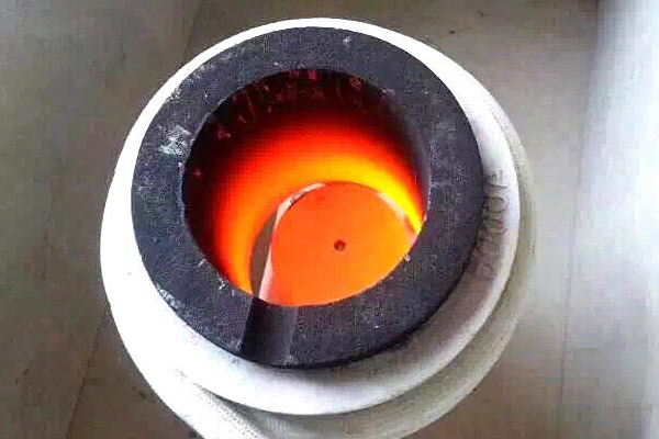 贵金属熔炼炉，它是一种采用中频午夜影院污视频加热设备的环保熔炼炉
