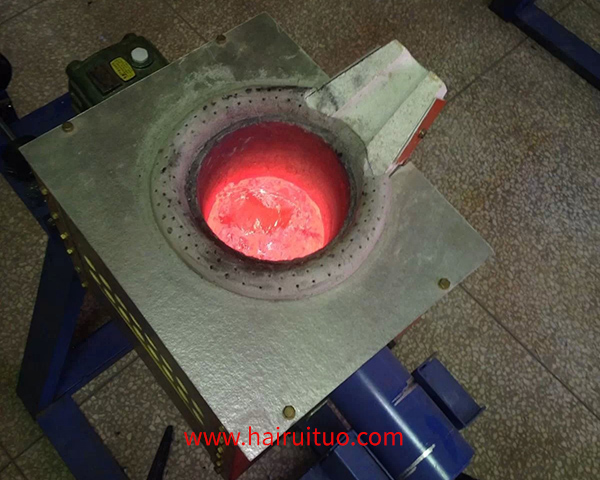 小型实验熔炼炉，特别是用于熔炼铜的中频电炉，是实验室或小规模生产环境中常用的设备