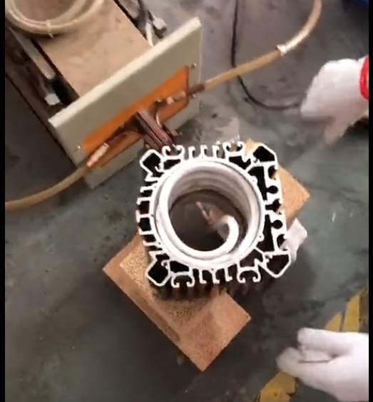 电机热套是利用高频机将轴承等零件套装到电机轴上的工艺，通过高频电流加热实现快速装配