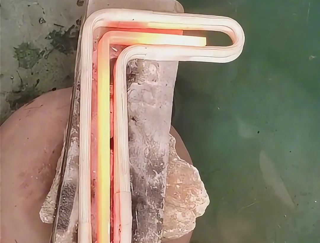 高频午夜影院污视频加热设备可以在钛长条内部产生均匀的热量分布