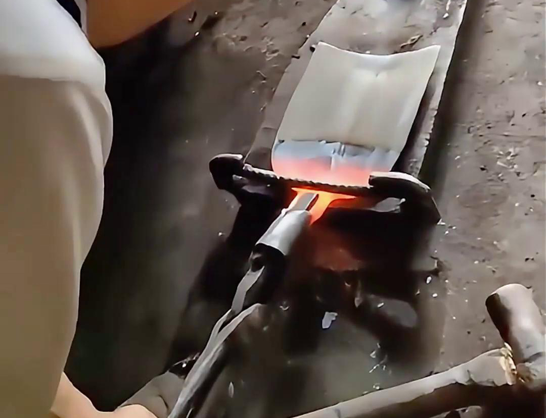 超音频午夜影院污视频加热设备对农用锄头进行加热退火热处理折弯