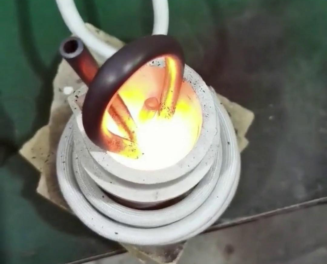 小型高频熔炼炉以其高效、精确、环保的特性成为诸多领域进行金属熔炼的优选设备