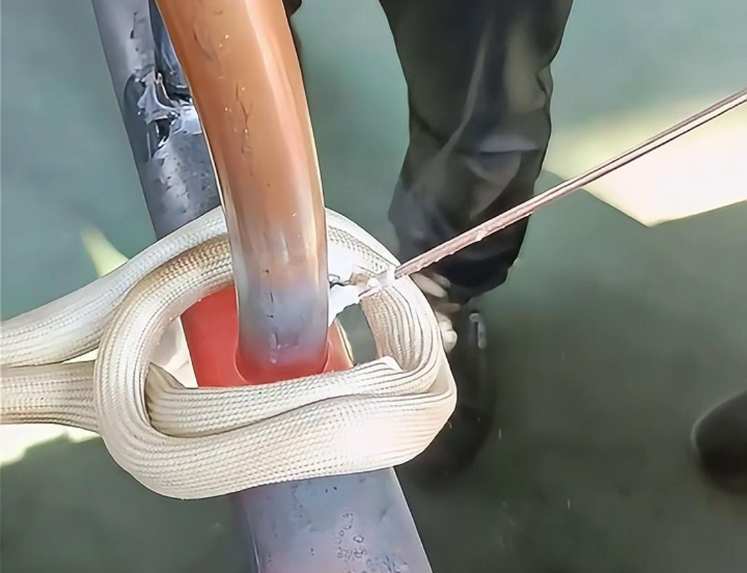使用高频焊机进行铜管焊接，可以大大提高工作效率