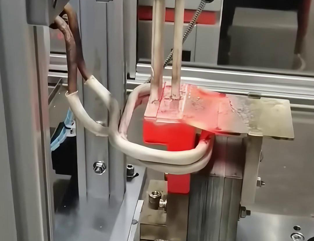 框架断路器母排铜排高频焊接过程。采用高频自动焊接
