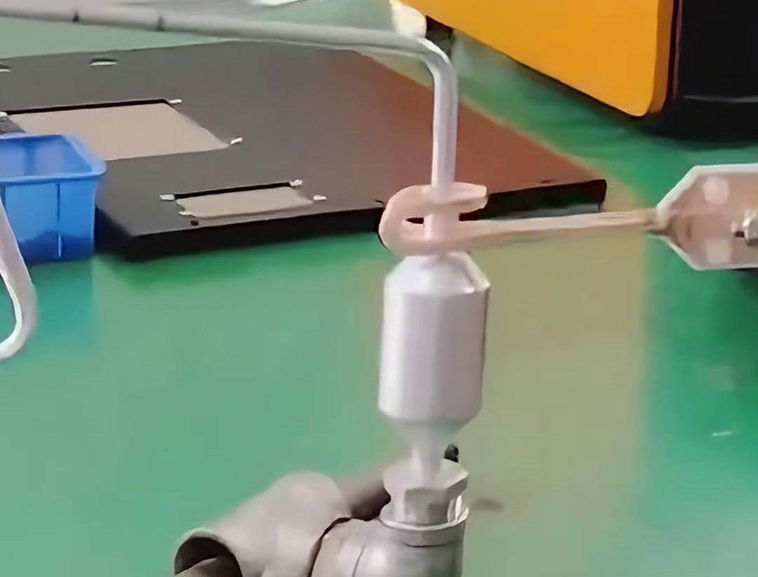 铝管铝储液器正在进行钎焊，用的是手持式高频午夜影院污视频焊机