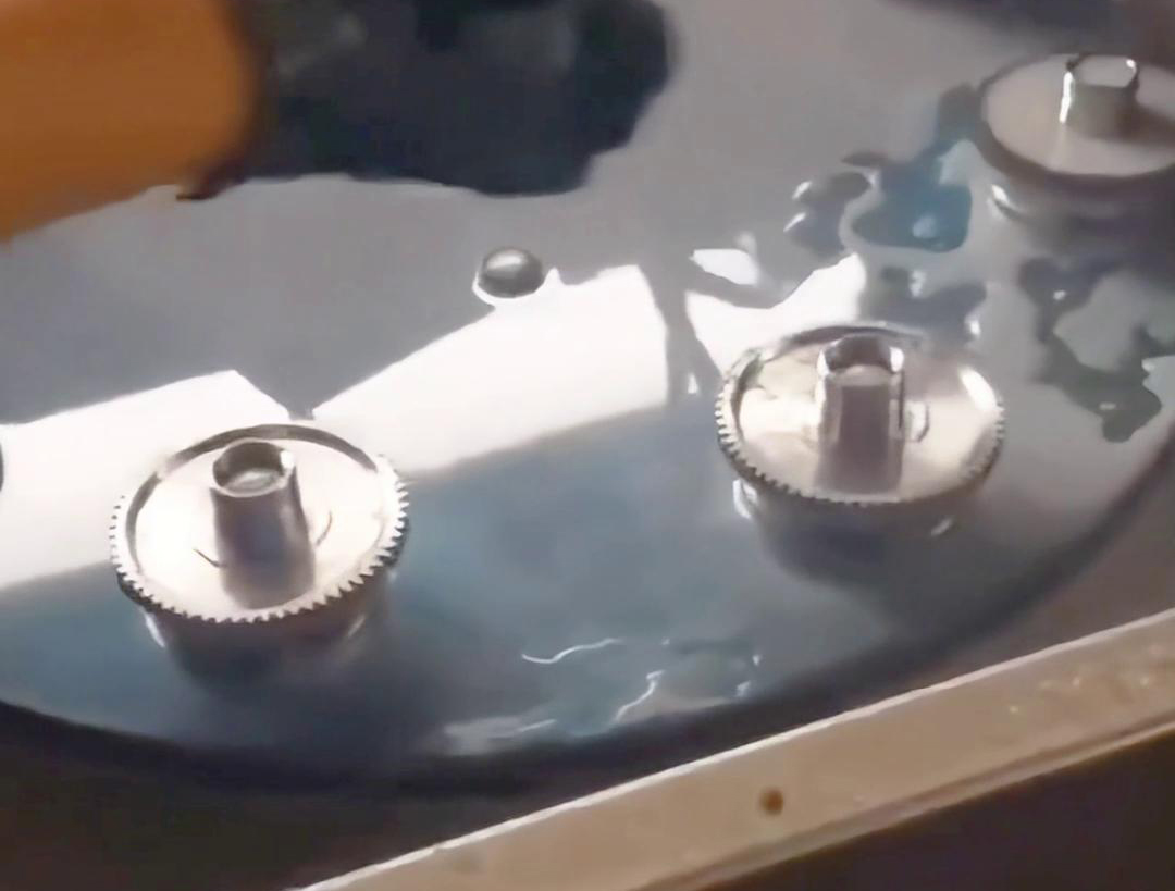 多工位齿轮淬火机床可以同时对多个齿轮进行淬火处理，提高生产效率