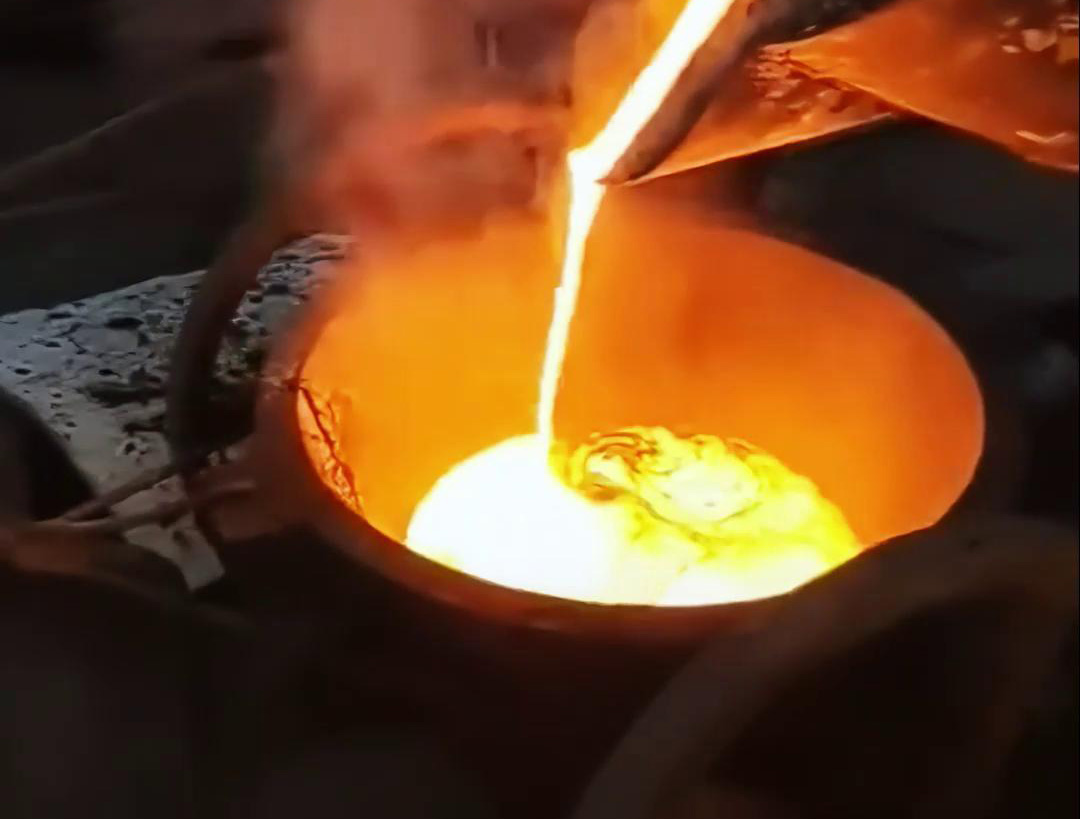 中高频午夜影院污视频熔炼炉的倒料操作处理和注意事项