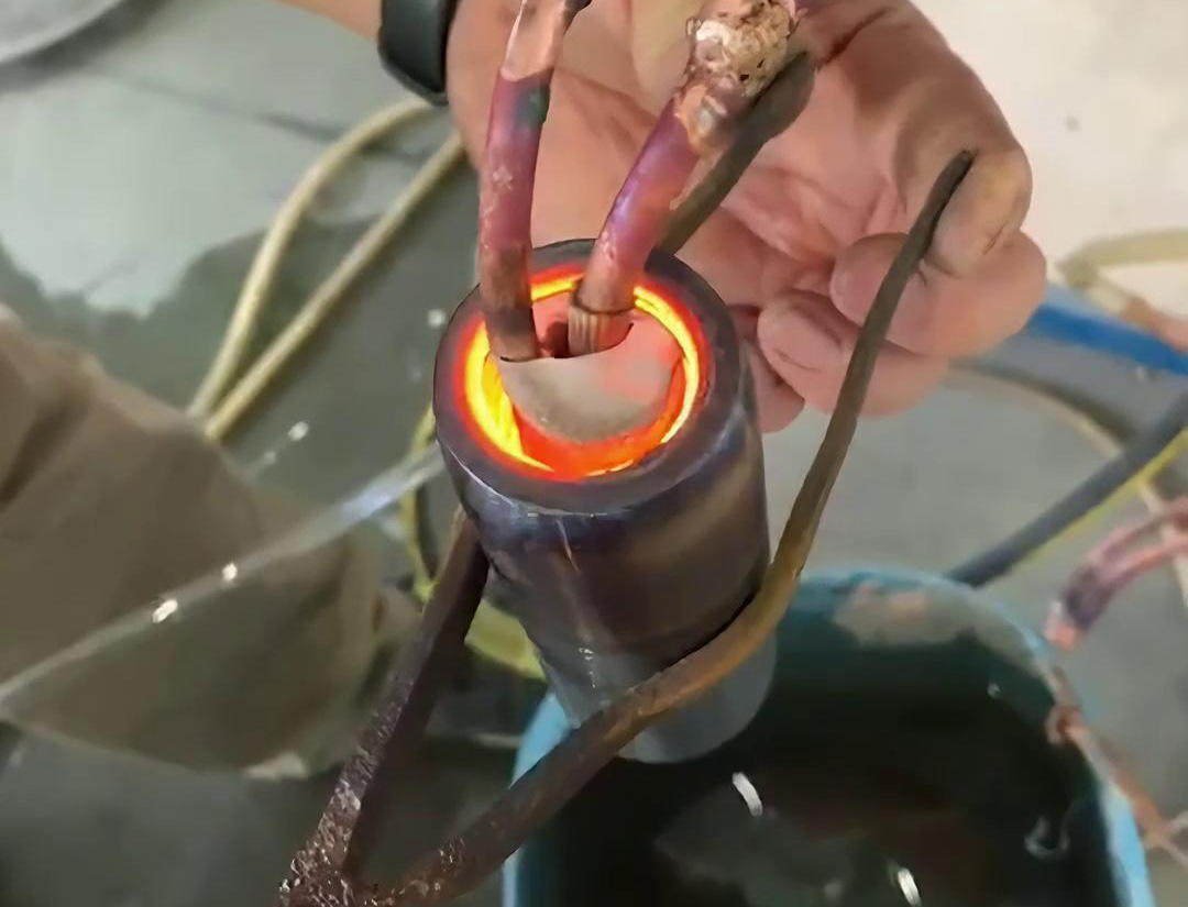 午夜福利久久高频淬火机：汽配配件内孔热处理的自动化解决方案(图1)