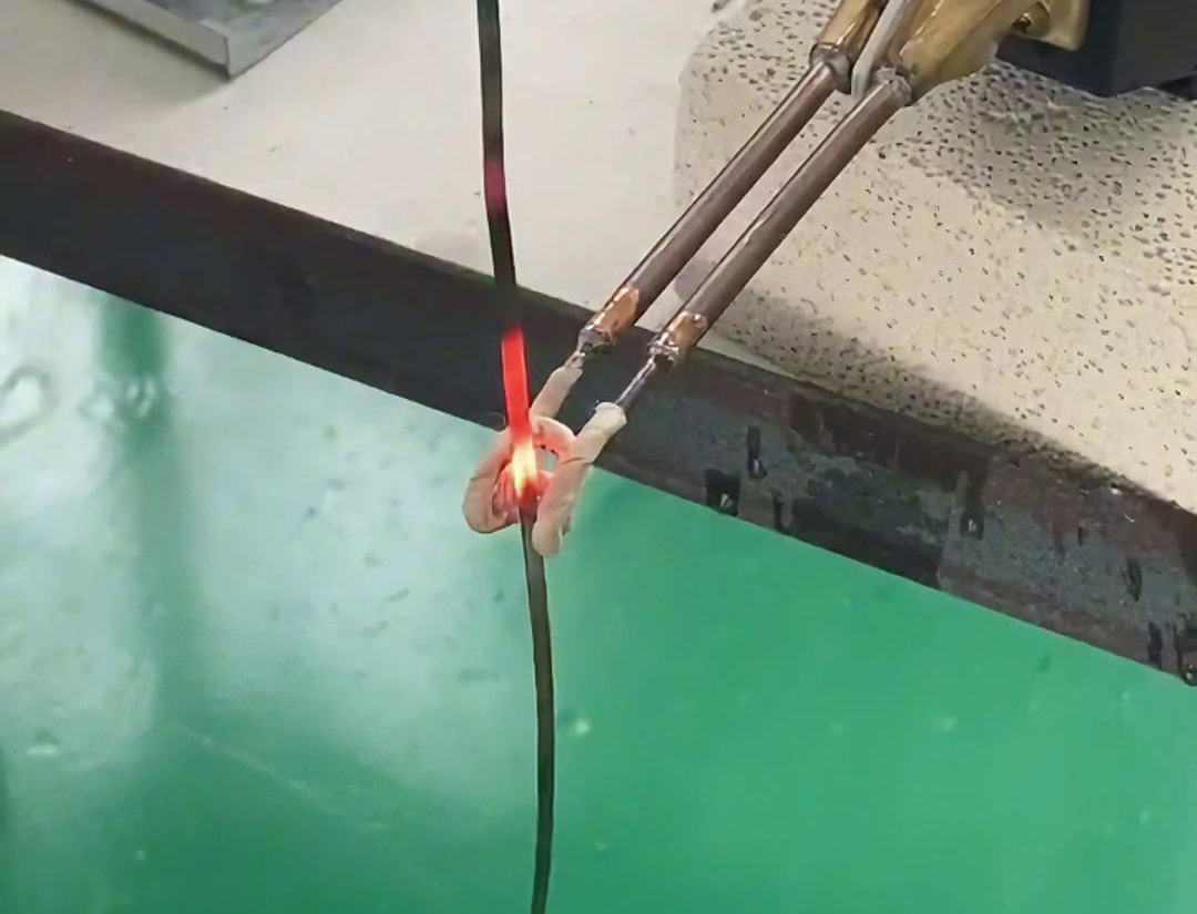220V电压的超高频午夜影院污视频加热机对不锈钢线片加热退火热处理