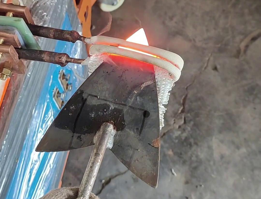 高频加热机：类三角铁锹小型工具淬火热处理的高效之选