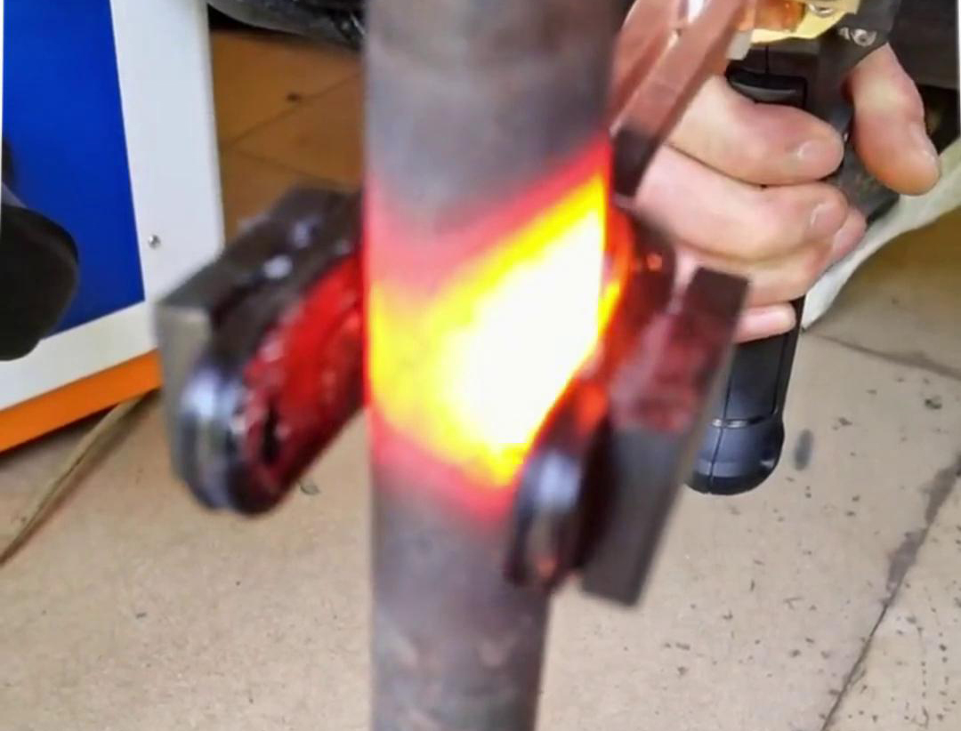 手持式高频加热机U型开口线圈对直径22mm，厚度为3mm钢管加热测试