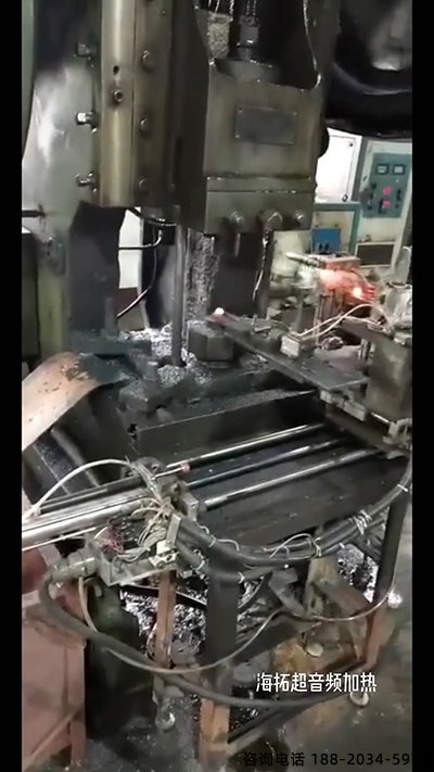 超音频午夜影院污视频加热设备配合机械传送带对加热铁棒锻造