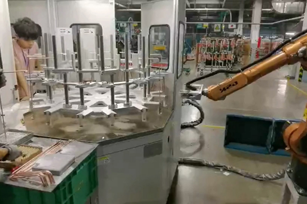 工厂实拍，配备机械手臂的高频钎焊设备焊接铜管
