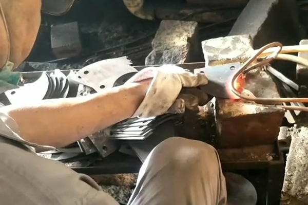 中高频午夜影院污视频加热设备对刀具淬火生产过程